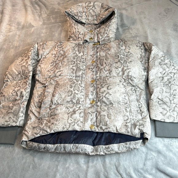 ❤️NWOT Varley Highland Puffer Jacket Grunge Snake Size Small - Picture 7 of 16